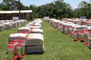 Mujeres organizadas reciben elementos de trabajo e insumos para producción avícola - Nacionales - ABC Color