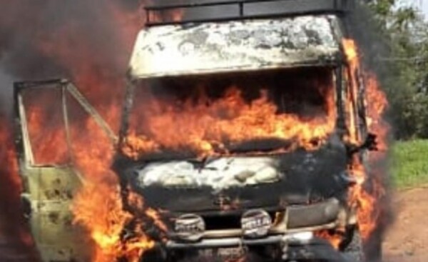 Incendio consume totalmente una furgoneta en Minga Guazú