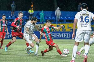 Empate a puro VAR •