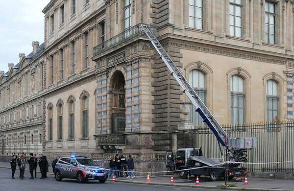 Dos sospechosos detenidos por el robo del Louvre cuando uno de ellos iba a salir del país - Mundo - ABC Color