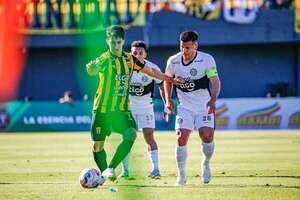 El líder Guaraní enfrenta a Olimpia en el “clásico añejo” - Fútbol - ABC Color