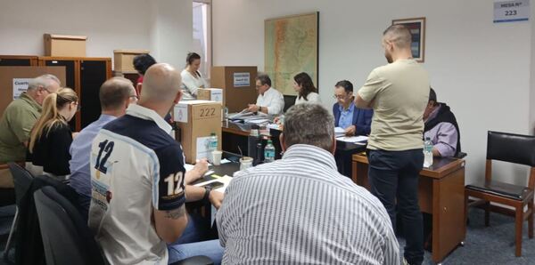 Argentinos residentes en Paraguay ejercen su voto para elegir a representantes legislativos