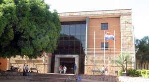 Anulan absolución otorgada a docente que envió más de 600 mensajes a su alumna | Unicanal