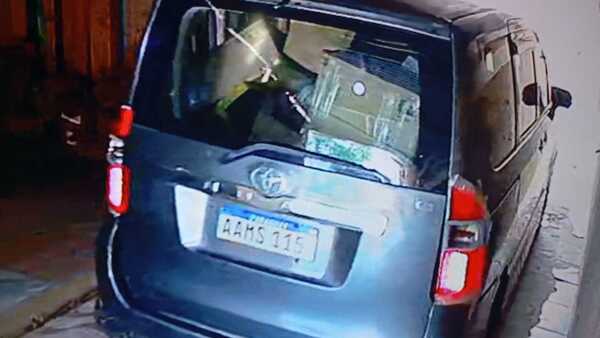 Desconocidos armados se alzan con furgoneta y encomiendas de una transportadora
