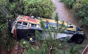 Nueve muertos y 29 heridos tras caída de bus desde un puente en Misiones, Argentina