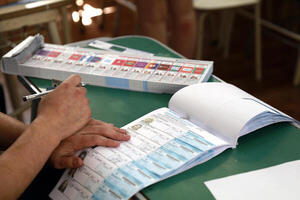 Argentinos en Paraguay votan en elecciones legislativas clave para el Gobierno de Milei