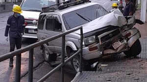 Conductor alcoholizado se duerme al volante e impacta contra el muro de un banco