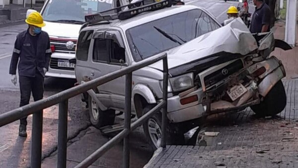 Conductor alcoholizado se duerme al volante e impacta contra el muro de un banco