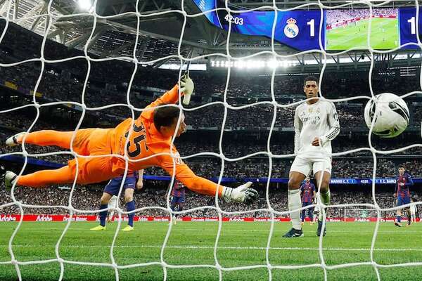Real Madrid conquista el Clásico y se escapa al frente de LaLiga - Fútbol Internacional - ABC Color