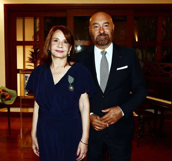 Gobierno francés premia a Graciela Brizuela por labor cultural - Sociales - ABC Color