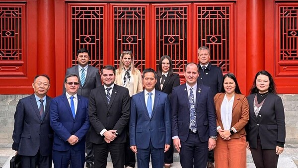 Gobierno indaga posible dinero de China a legisladores, según analista
