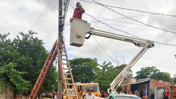 Hernandarias: hombre muere electrocutado en plena vía pública