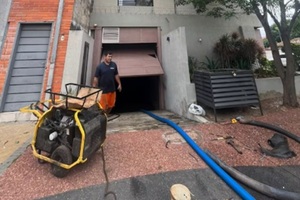 Un hombre y su perro quedaron atrapados en un ascensor inundado en Barrio Jara: fueron rescatados por vecinos