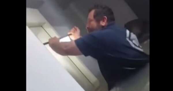 Diario HOY | Un hombre y su perro fueron rescatados tras quedar atrapados en un ascensor inundado