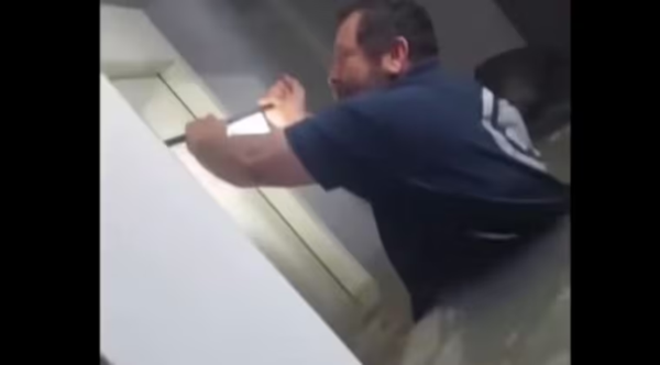 Un hombre y su perro fueron rescatados tras quedar atrapados en un ascensor inundado