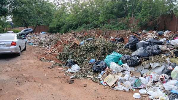 Gran vertedero en Asunción: basuras y escombros obstaculizan el tránsito - Nacionales - ABC Color