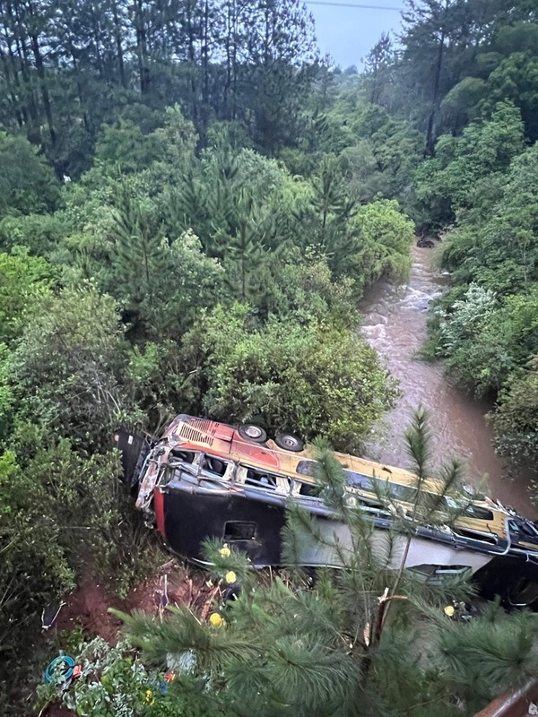 Un bus embistió a un auto, cayó al arroyo y dejó al menos 9 muertos