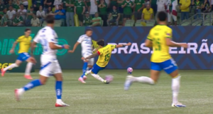 Versus / ¡Se salvó de la roja! La temeraria entrada de Gustavo Gómez en el Brasileirao