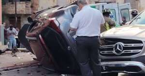 La Nación / Vehículo volcó tras ser impactado por una camioneta en un semáforo