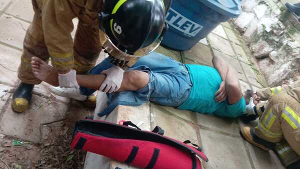 Ladrón quería escapar, pero terminó con lesiones: cae al querer saltar de un edificio