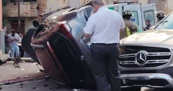 La Nación / Asunción: vehículo volcó tras ser impactado por una camioneta en un semáforo