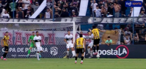 Versus / Así fue el penal de Iván Leguizamón que desembocó en uno de los goles de Guaraní