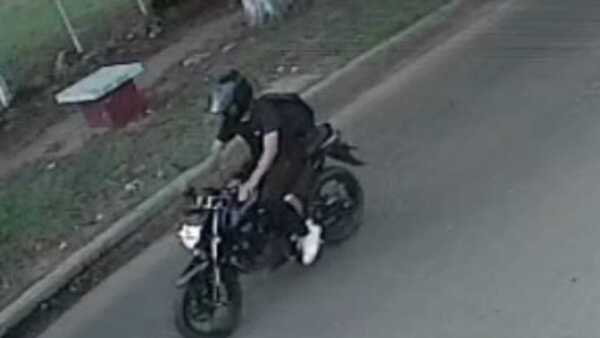 Motoca acosador atacó a una mujer en la calle