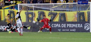 Versus / ¡La espectacular doble tapada de Aldo Pérez en el clásico más añejo!