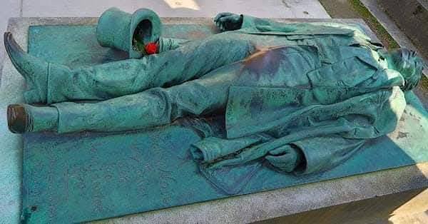 La tumba de Victor Noir: de mártir republicano a amuleto de fertilidad en Père-Lachaise