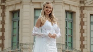 Popular / (GALERÍA) ¡Esta influencer contó que ella solita se peinó y maquilló para su casorio!