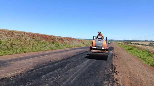 MOPC REPARA TRAMOS DE LA RUTA PY06 PARA MEJORAR EL TRÁNSITO EN ITAPÚA