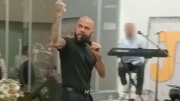 Dani Alves dejó el fútbol y la cárcel para ser predicador en una iglesia de España
