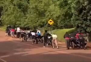 [VIDEO] "Ya la caravana... de los 'motoqueros'...": formando fila se los llevaron a la comisaría por rompe...tímpanos y otras faltas