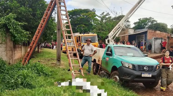 Electricista muere electrocutado tras subir a poste de la ANDE para reponer energía