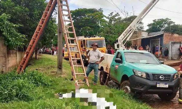 Electricista muere electrocutado tras subir a poste de la ANDE para reponer energía – Prensa 5