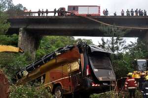 Argentina: nueve muertos y varios heridos al caer un bus desde un puente cerca de Paraguay - Mundo - ABC Color