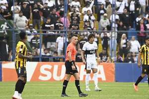 Éver Almeida cuestiona el arbitraje tras la derrota en el “Clásico Añejo” - Olimpia - ABC Color