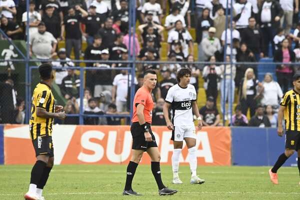Éver Almeida cuestiona el arbitraje tras la derrota en el “Clásico Añejo” - Olimpia - ABC Color