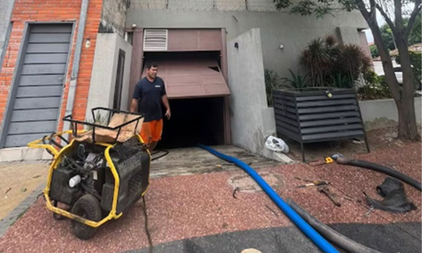 Caño roto inunda subsuelo en barrio Jara: Essap asume daños, pero niega culpa directa - OviedoPress