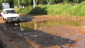 Conductores transitan entre baches y agua estancada en ramal que une Luque y Limpio