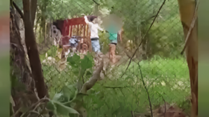 Hombre golpea a su pareja a la vista de todos y amenaza a vecinos