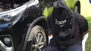 Policía recupera cinco vehículos robados y detiene a dos hombres en Luque