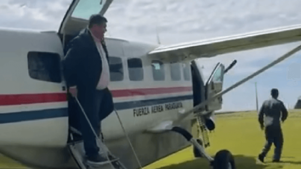 Duras críticas al senador Dionisio Amarilla por utilizar avión de las Fuerzas Aéreas - Noticiero Paraguay