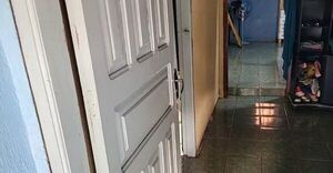 Popular / Vestidos de policías asaltan una vivienda y se llevan un jugoso botín