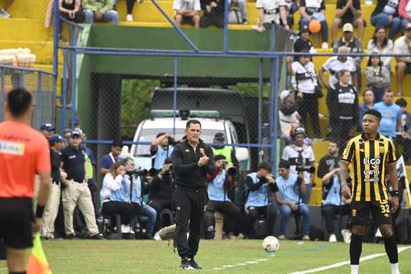 Víctor Bernay valora el triunfo ante un rival “muy intenso y muy duro” - Fútbol - ABC Color