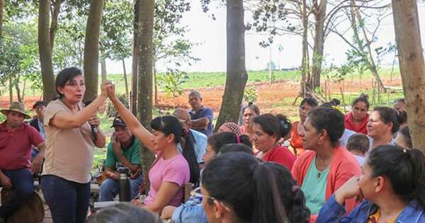 La Nación / El BNF otorga los primeros créditos a colonos de la exMarina Cué, tras titulación histórica