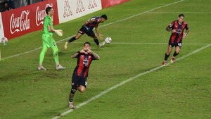 Cerro Porteño triunfa y sigue prendido