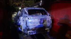 Video: vehículo se incendió en el garaje de una casa en el barrio Vista Alegre - Policiales - ABC Color