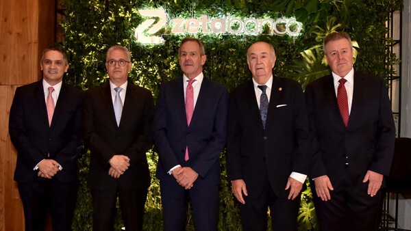 Recepción de Zeta Banco en el Yacht