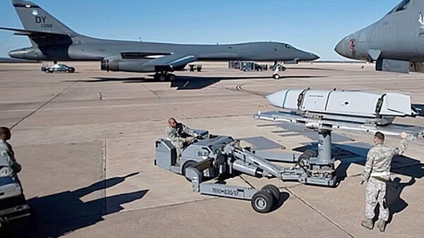 Bombarderos B-1B de EEUU sobrevuelan el mar Caribe